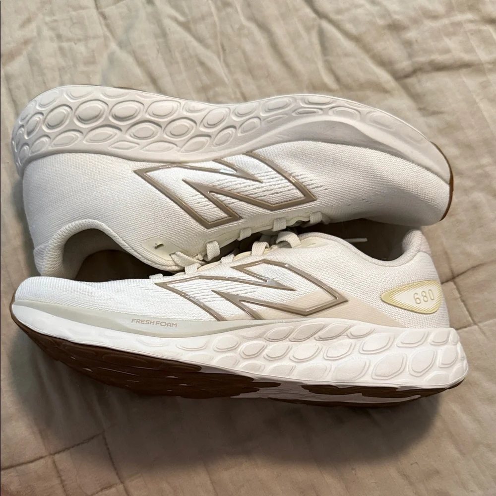 New Balance 680 Fresh Foam Women's White and Gold Running Shoes *No Box* - Picture 2 of 8